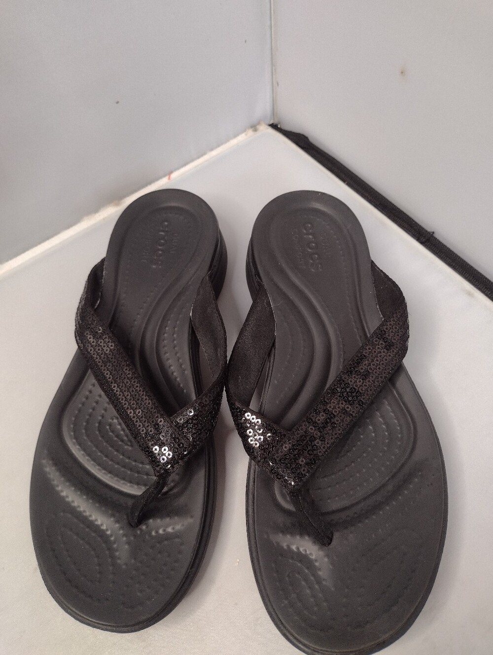 Crocs Capri V Sequin Flip Flops Womens Size 7 Black Sparkle Sandals G